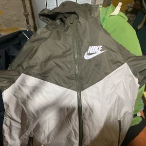 Nike windbreaker size large in kids